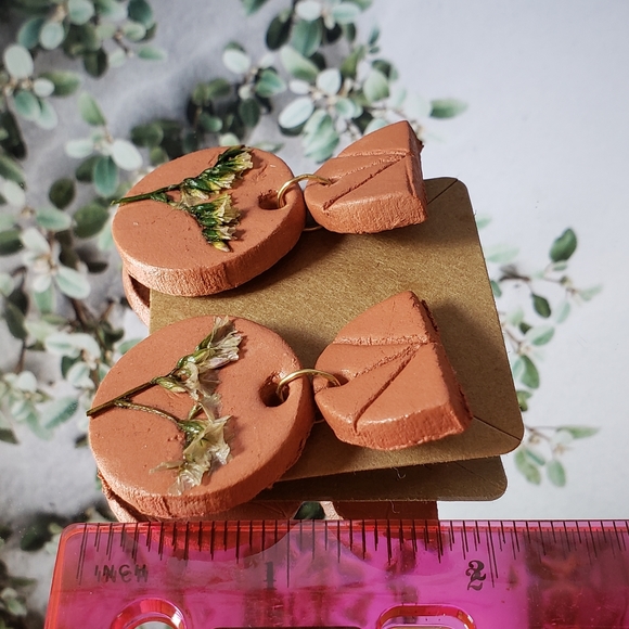 Handmade terra cotta earrings with real flowers - Picture 3 of 6
